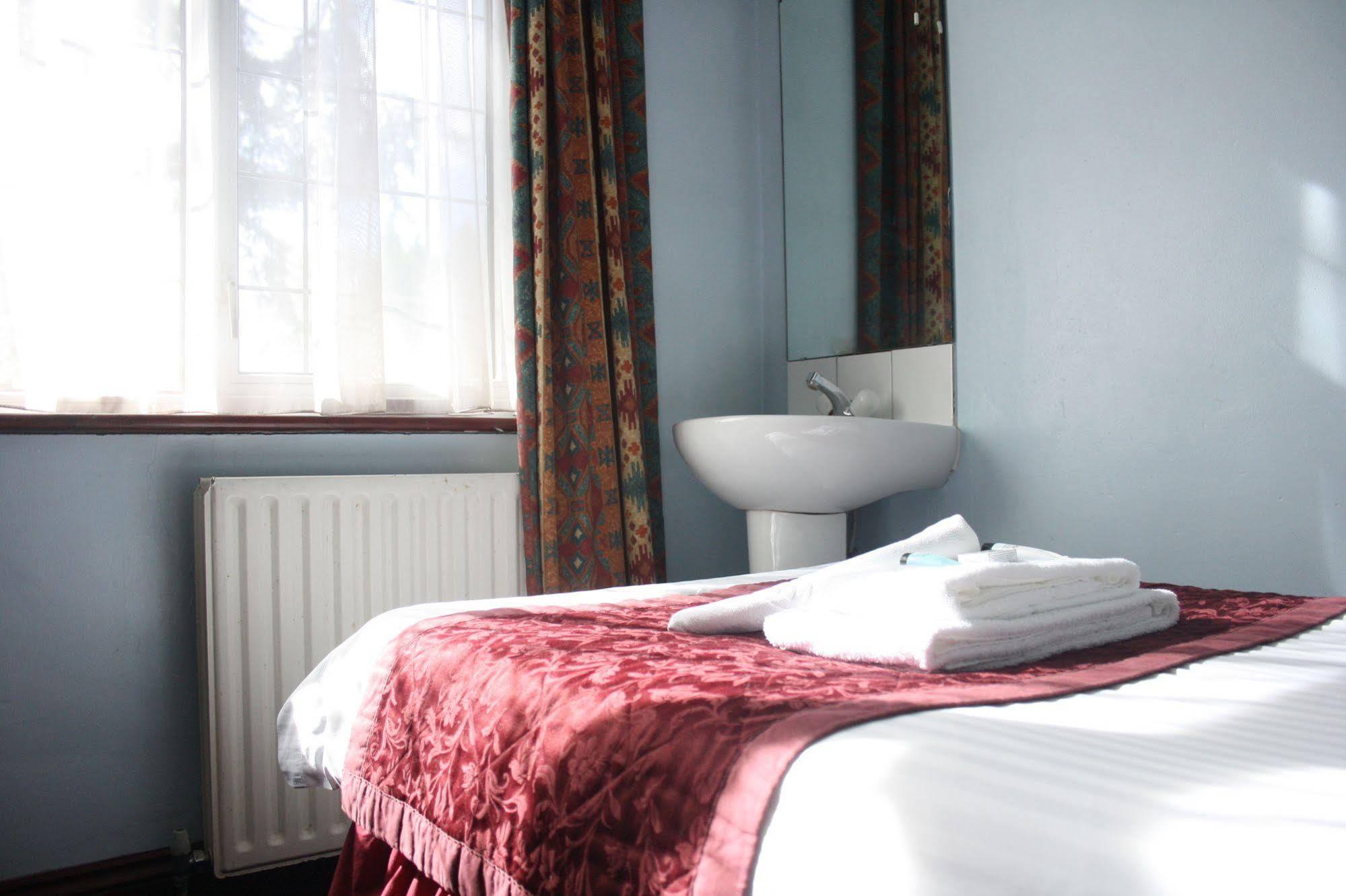 Kings Paget Hotel 3*